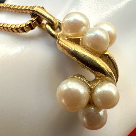 Richelieu faux pearl gold tone pendant necklace - Picture 10 of 12